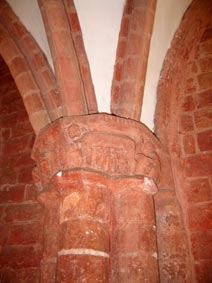 Hohnskulptur im Kapitell