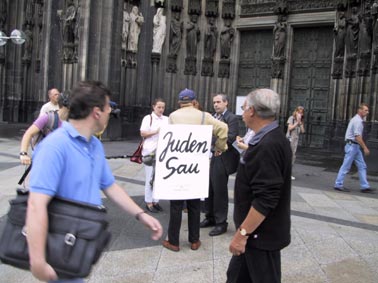 W. Kastner vor dem Dom zu Köln