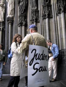 W. Kastner vor dem Dom zu Köln