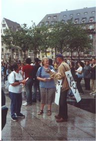 W. Kastner vor dem Dom zu Köln